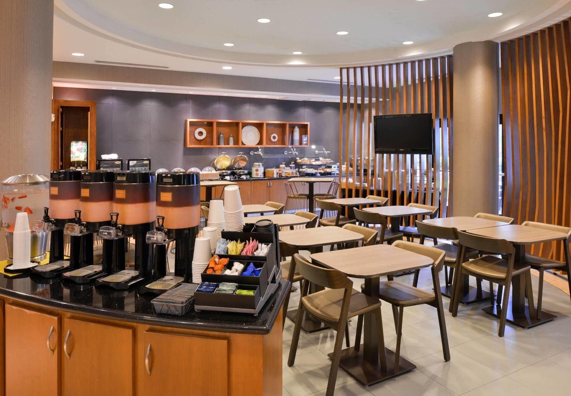 科罗纳河畔春季山丘套房酒店 科洛纳 外观 照片